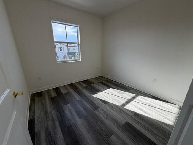 Building Photo - 2885 SE 25th Ave