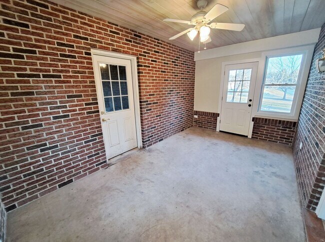 Building Photo - 3 Bed / 1-1/2 Bath Single Family Home w/ 2-Car Garage