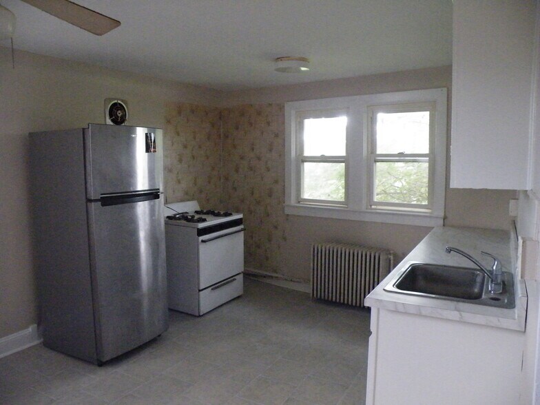 Kitchen - 48 E Summit Ave