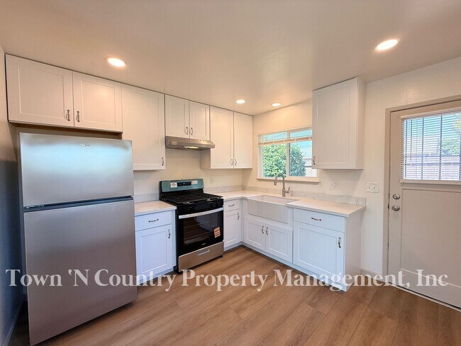 Building Photo - 818-820 University Ave.