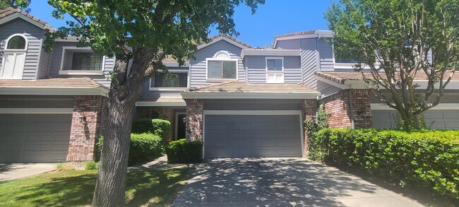 Building Photo - 211 Kingswood Ct