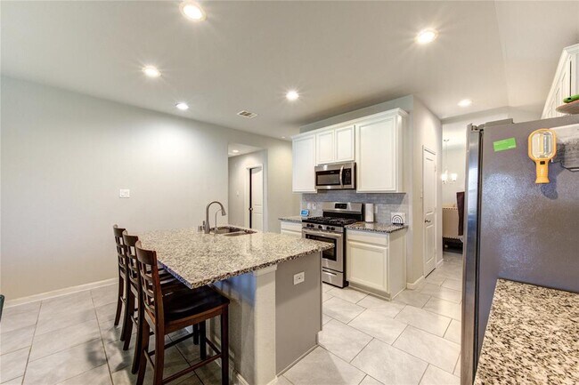 Building Photo - 9011 Hemlock Dr