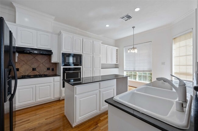 Building Photo - 2827 Briarhurst Park