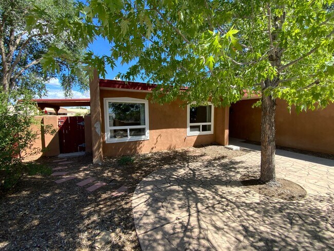 Building Photo - 3 Bedroom Single Story Home Available Near...