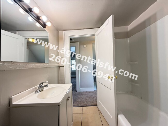 Building Photo - 2 Bedroom House