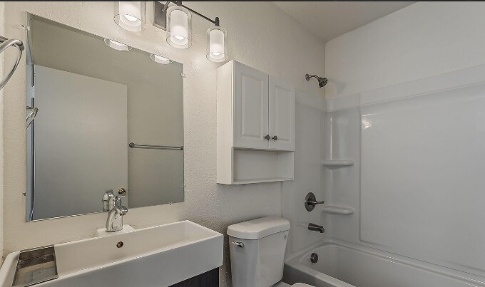 Building Photo - 625 S Westwood