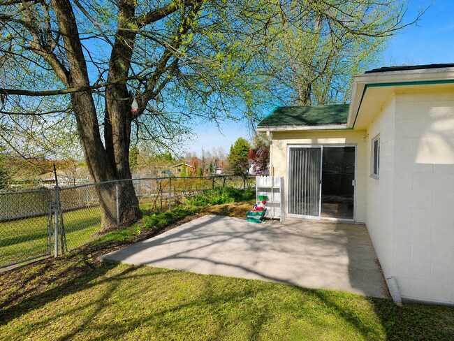 Building Photo - 557 N 400 E
