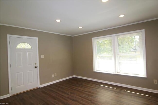 Building Photo - 1744 N Lakeland Dr