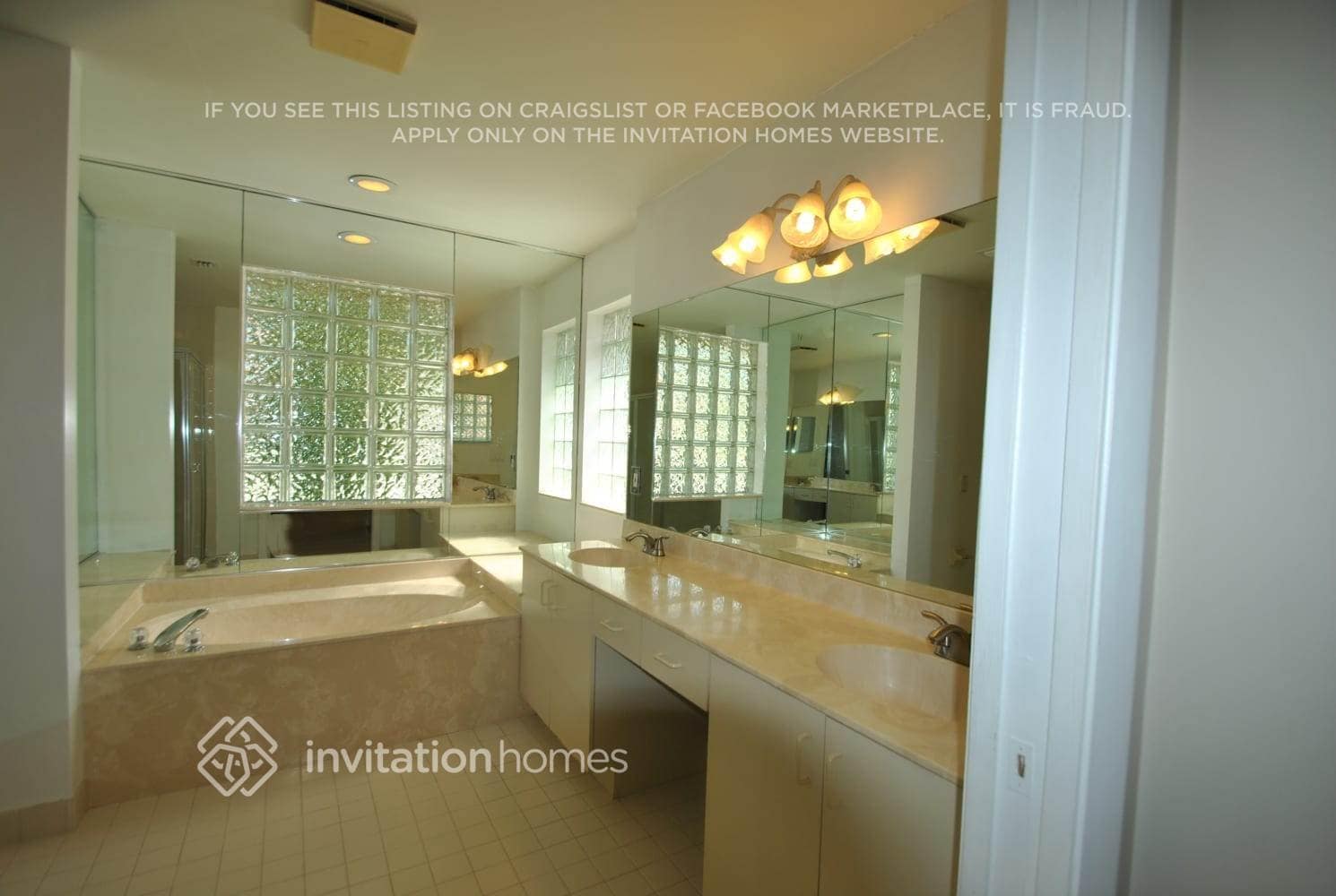 Building Photo - 16270 La Costa Dr