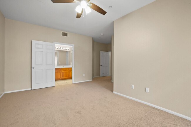 Building Photo - 2 Primary Bedrooms in a Gated Northwest Co...
