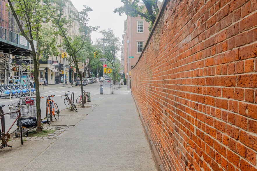 Building Photo - 246 Mott St