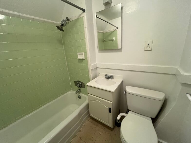 Building Photo - 456 Salem St