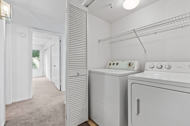 Building Photo - Beautiful 2 Bedroom Condo with Community P...