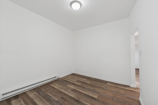 Building Photo - 3 Bedroom House Newly Renovated