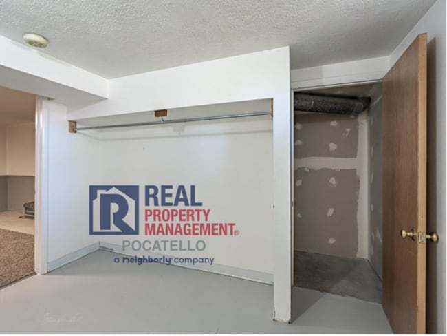 Building Photo - 5 Bedroom Home - University Area - Must See - Pet (dog) Negotiable