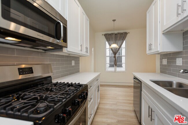 Building Photo - 7223 Willoughby Ave