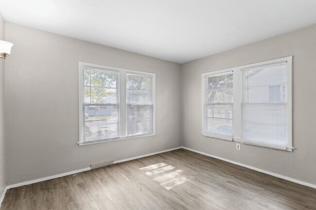 Building Photo - Spacious 3bdrm/1bath House $2295.00 ** Fen...