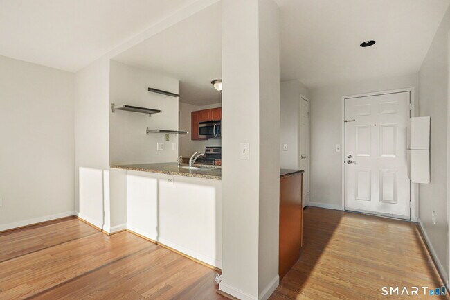 Building Photo - 300 Broad St