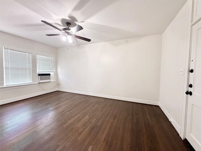 Building Photo - 1136 Berthea St