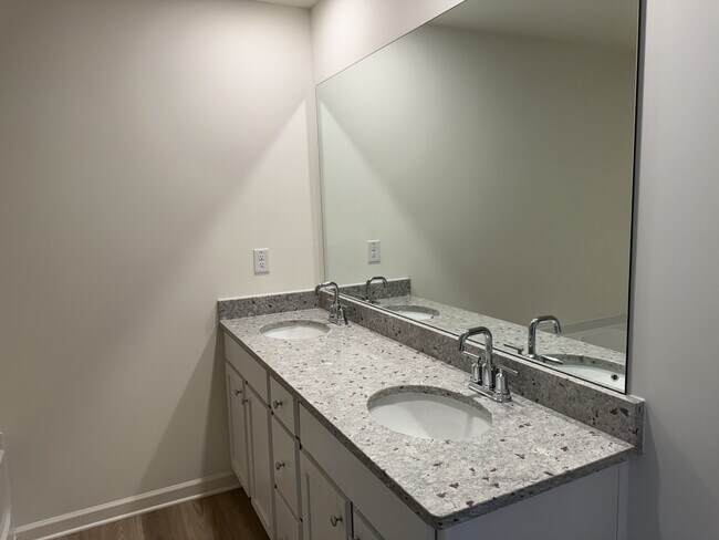 Building Photo - 1583 Salem Dr