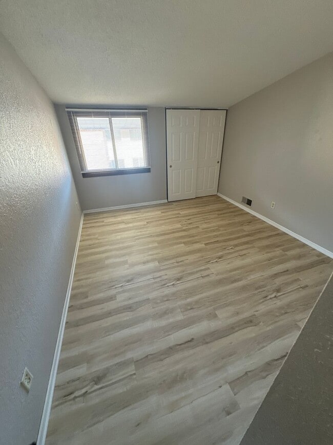 Building Photo - Available January 1st! Spacious 3 Bedroom 2 Bathroom in Saint Paul!