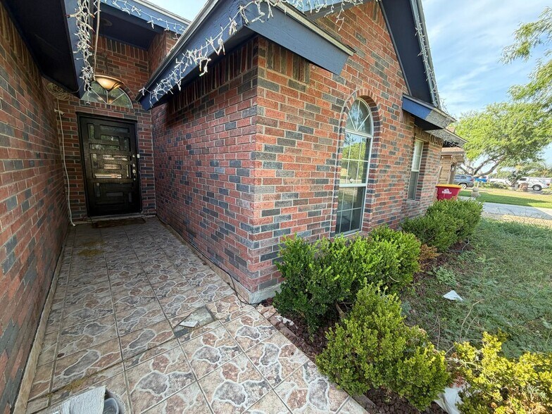 Building Photo - 134 Vis De Golf Vis