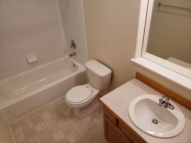 Building Photo - Beautiful, Conveniently Located Eagle River Townhome