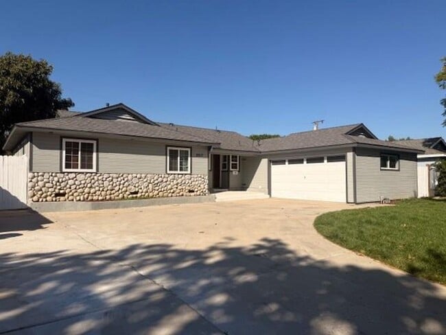 Building Photo - FULLERTON Single-Story POOL Home 4bed/2bath