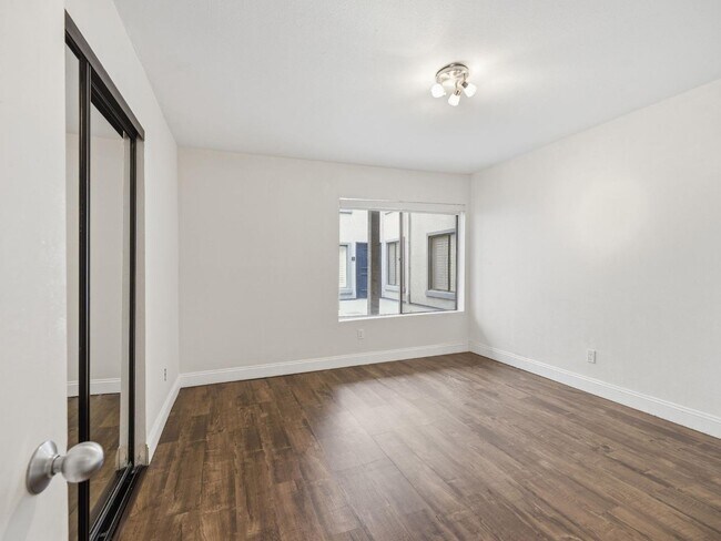 Building Photo - 1940 Highland Oaks Dr