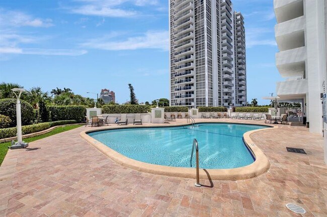 Building Photo - 2715 N Ocean Blvd