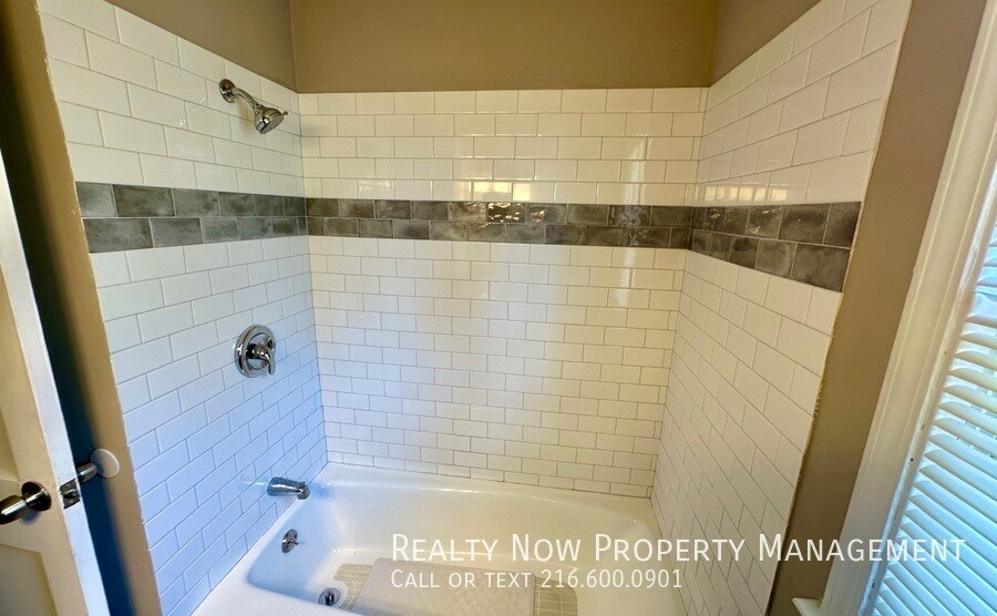 Building Photo - 5329 Vine St