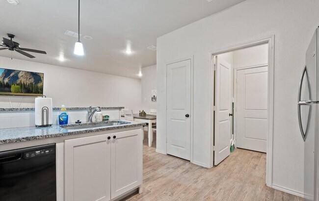 Building Photo - 5606 Kemper St