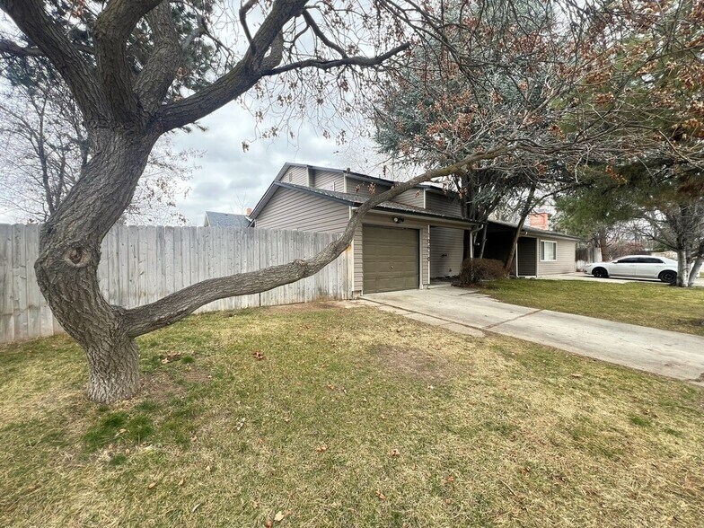 Building Photo - 10610 W Hinsdale St