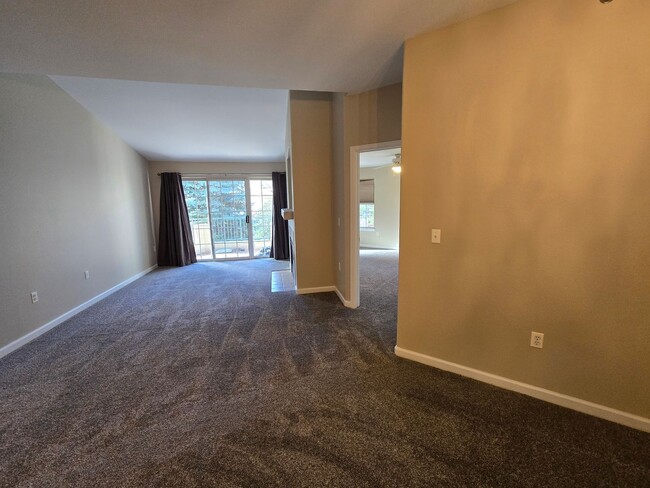 Building Photo - Fresh 2 bedroom, 2 bathroom condo located ...