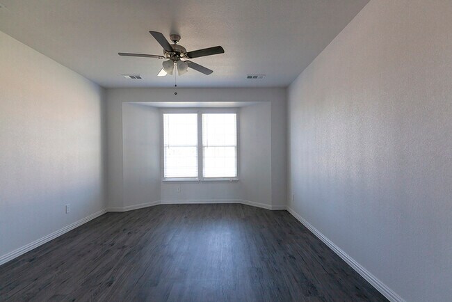 Building Photo - 2090 Peppermint Ln