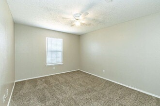 Building Photo - 3 bedroom 3 Bath House plus office
