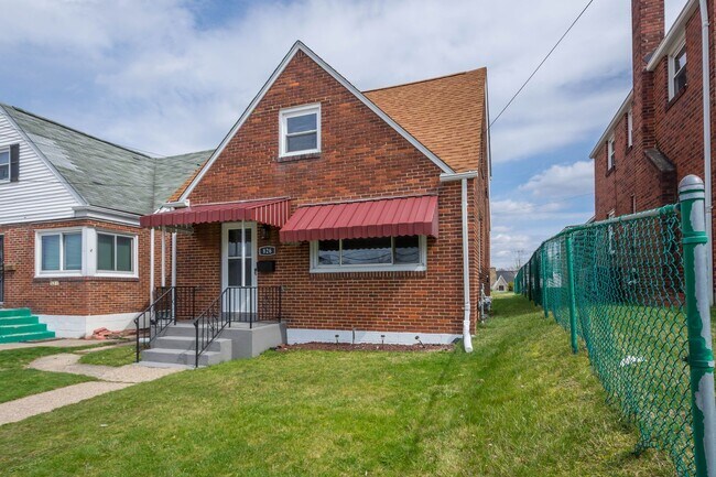 Building Photo - 826 Miller Ave