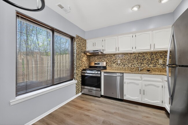 Building Photo - 122 Chelsea Cir