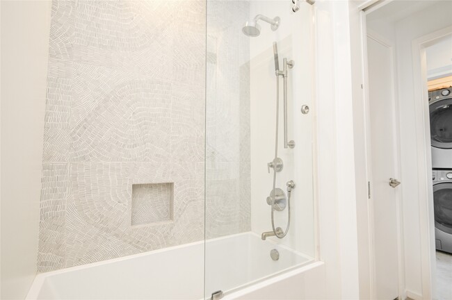 Building Photo - 1315 Lakin St