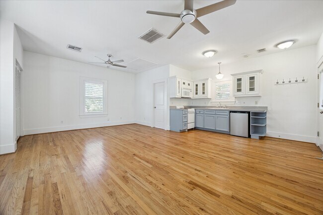 Building Photo - 907 W Melwood St