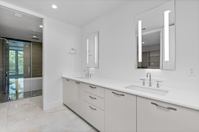 Building Photo - 475 E Royal Palm Rd
