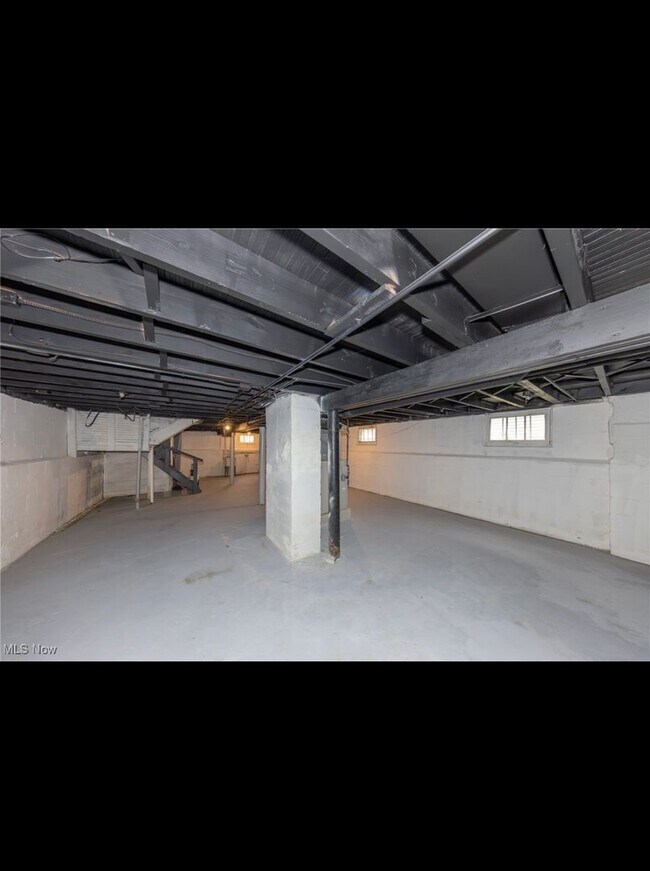 Building Photo - Charming 4-Bedroom Property in Prime Location