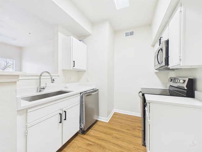 Building Photo - 2320 Gracy Farms Ln