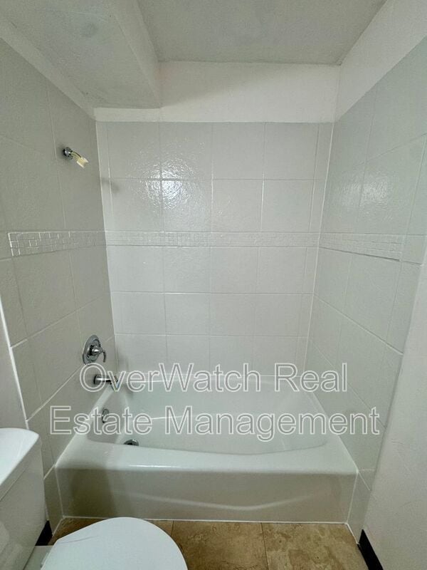 Building Photo - 3011 Lois Dr