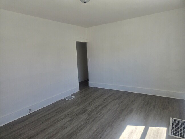 Building Photo - "Charming 2-Bed Retreat in Louisville - Cozy 700 Sq Ft at Vermont Ave!"