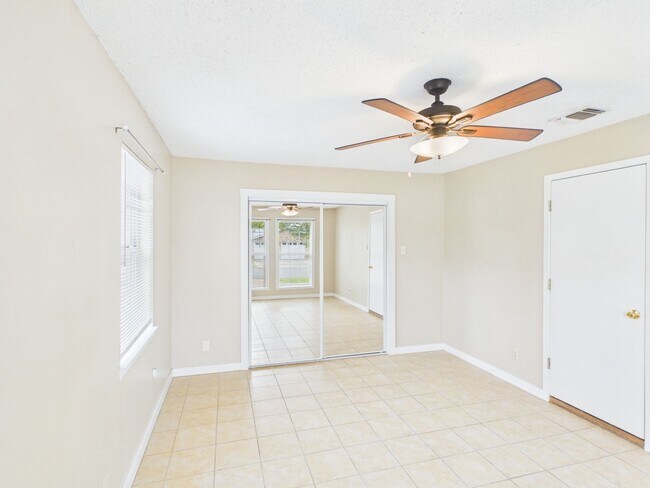 Building Photo - 328 Glenmoor Dr