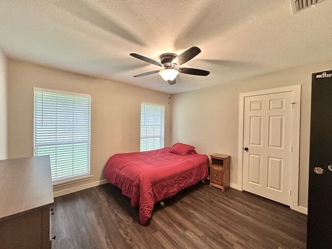 Building Photo - Updated 3-Bedroom 2.5 Bath Retreat in Whit...