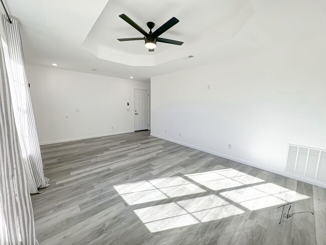 Building Photo - Available Now!  3 Bedroom, 2 Bathroom in Prime Bentonville Location, w/ Garage and Fenced-in Back...