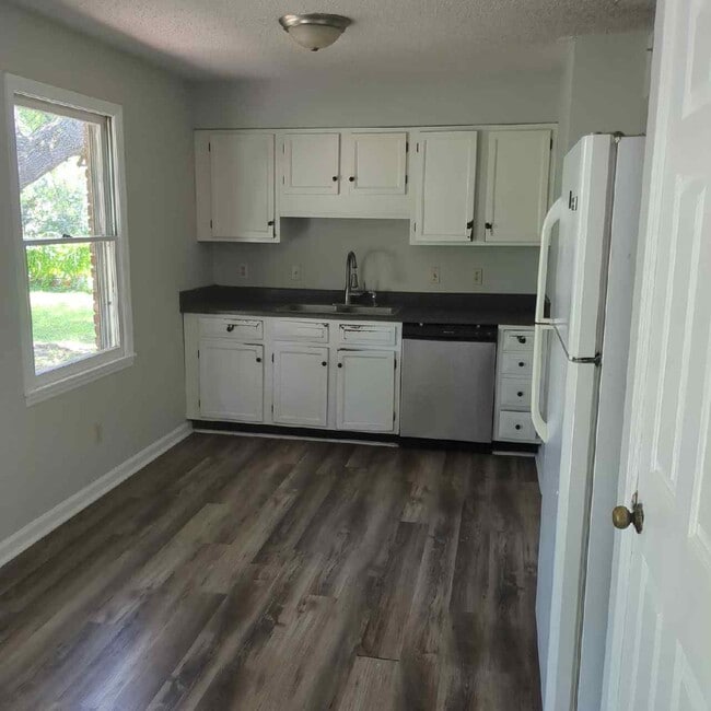 Building Photo - 2436 Thoroughbred Dr