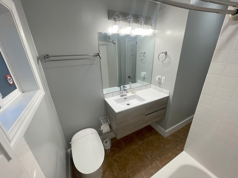Bathroom View 2 - 4844 Daisy St